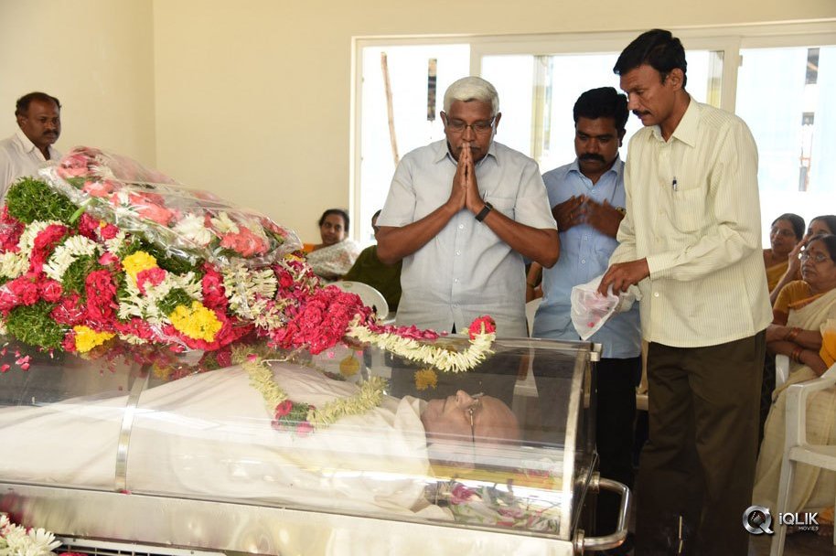 Celebs-Pay-Condolences-to-C-Narayana-Reddy